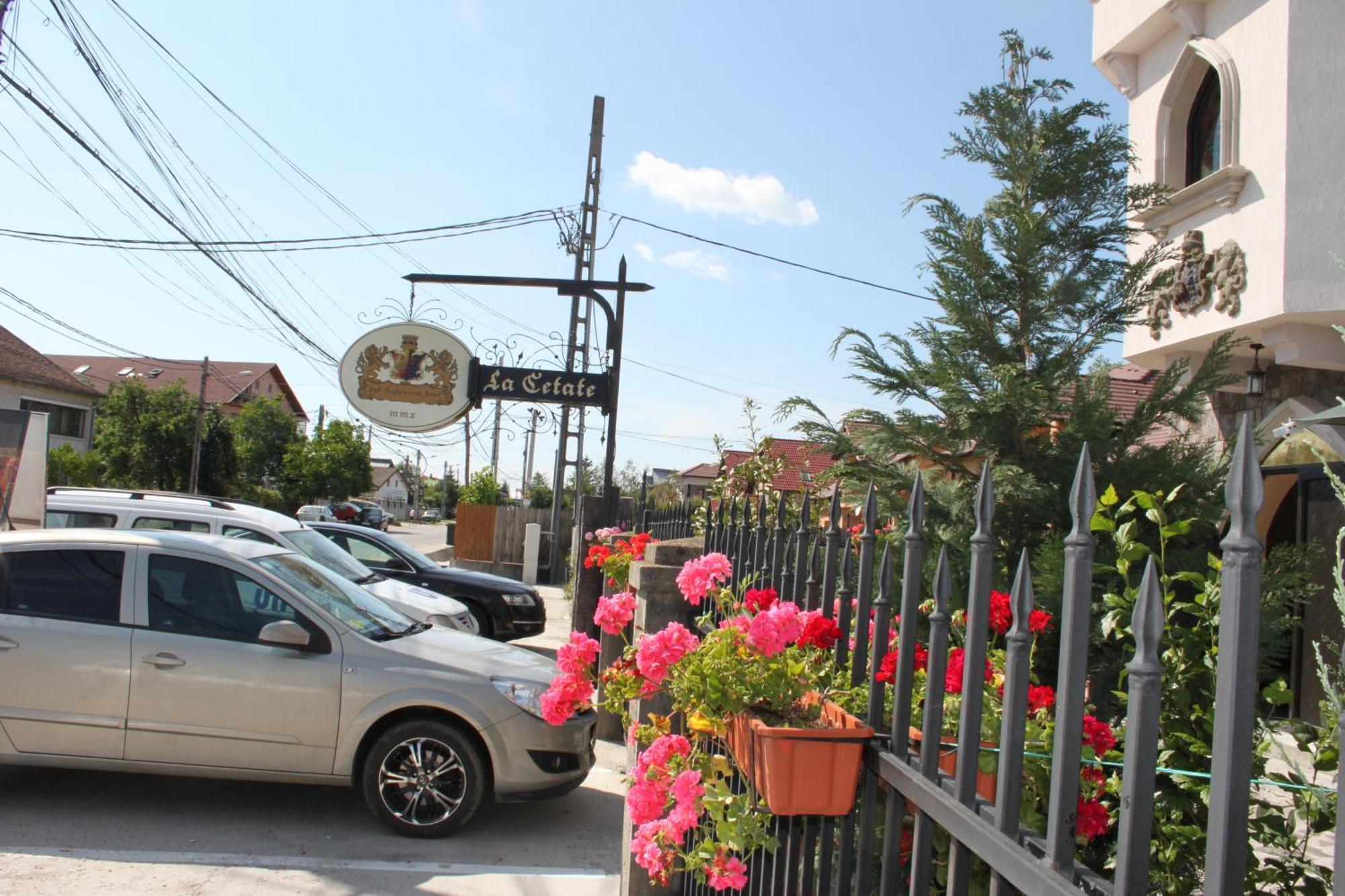 Hotel Lacetate Питешти Экстерьер фото